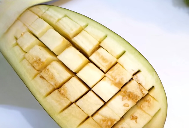 cutting sample of baigan bharta recipe in hindi