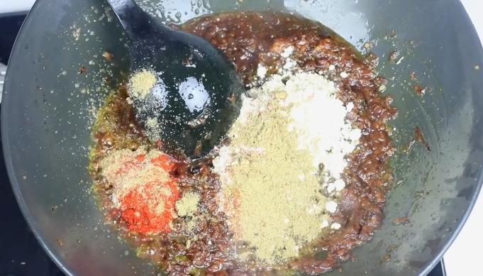 add besan powder in egg curry
