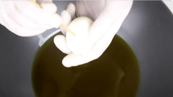 add egg in boiled oil