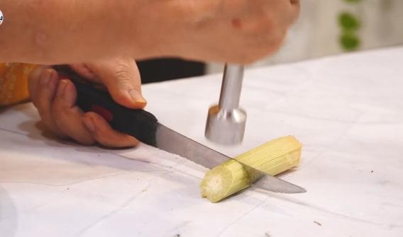 cut the sugarcane in pieces