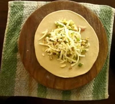 add stuffing in roti