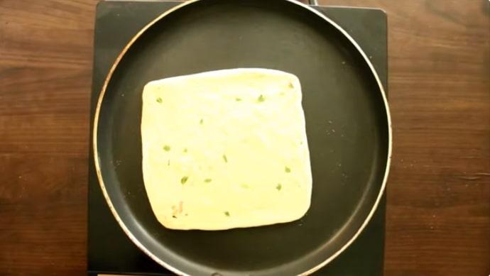 roasting paratha on pan