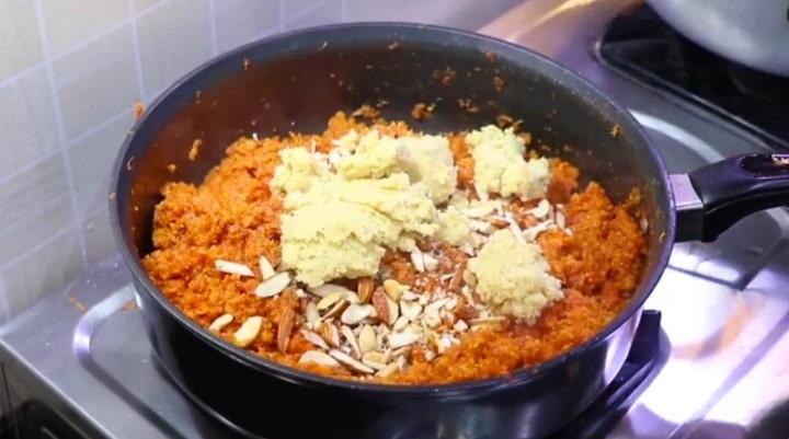 mix khoya in gajar ka halwa